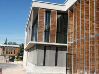 brise soleil en inox et lamelles de bois