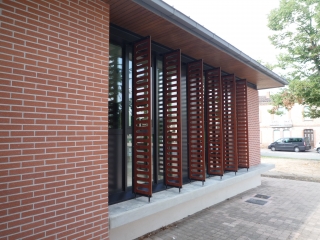 Détail des brise soleil rainurés