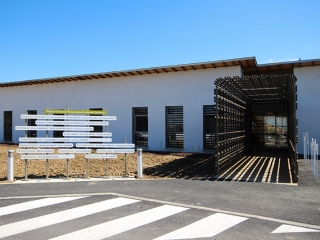 façade sur ombrière d'entrée et signalétique